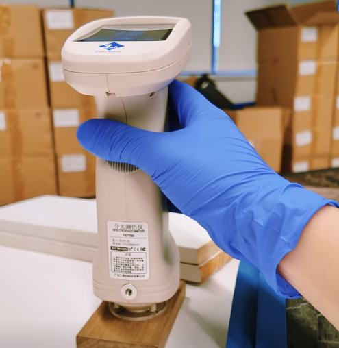 Portable Spectrophotometer Measure the color of the wooden board